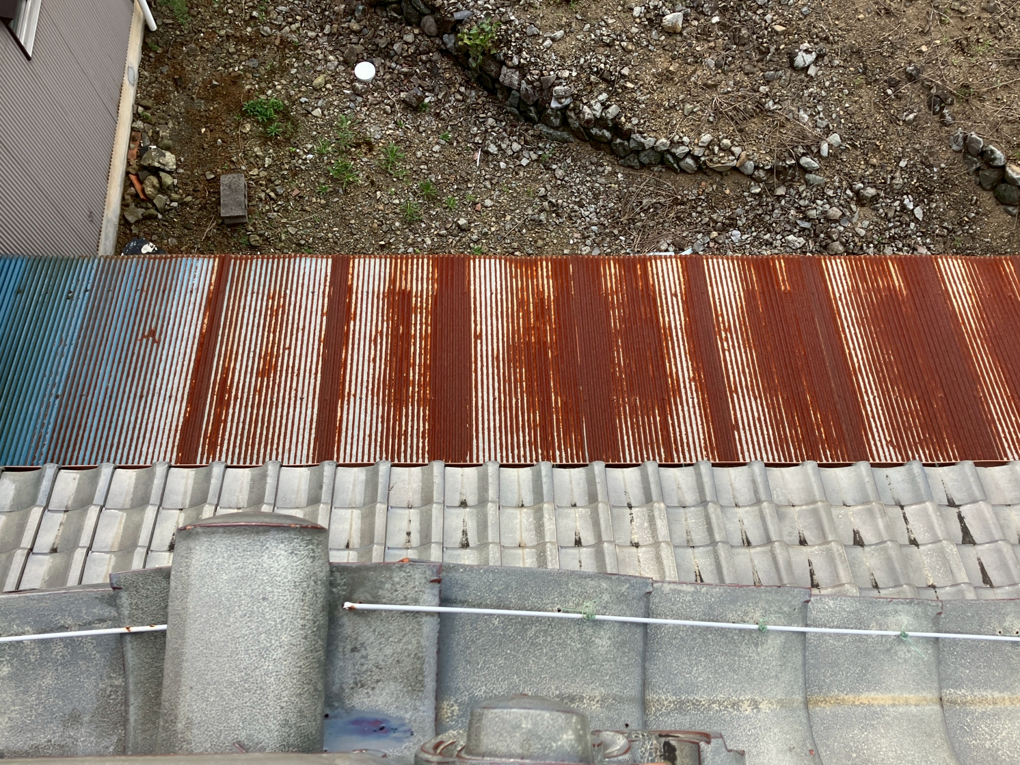 庇に使われているトタン